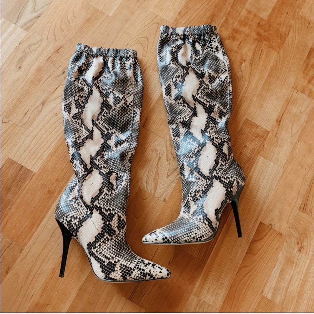 PrettyLittleThing Brown snake slouch boot